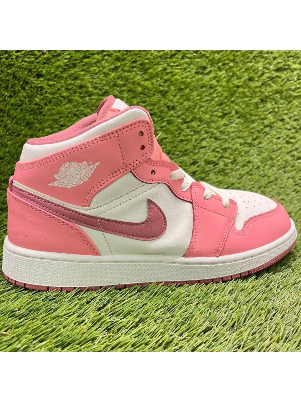 Nike Air Jordan 1 Mid Valentine Day Girls Size 7Y Pink Basketball Shoes Sneakers